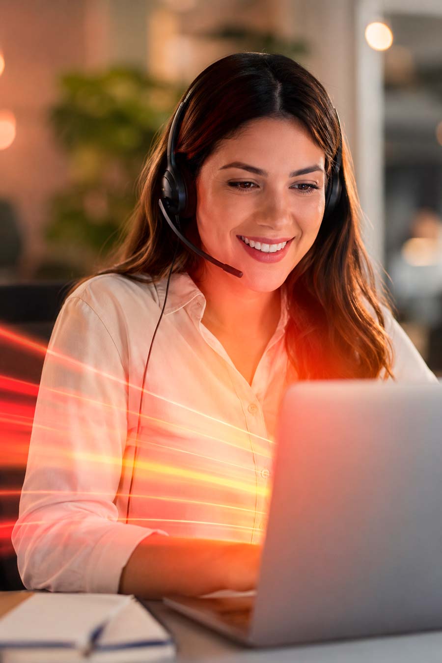 Atendente da Novell Internet com headset, pronta para ajudar o cliente